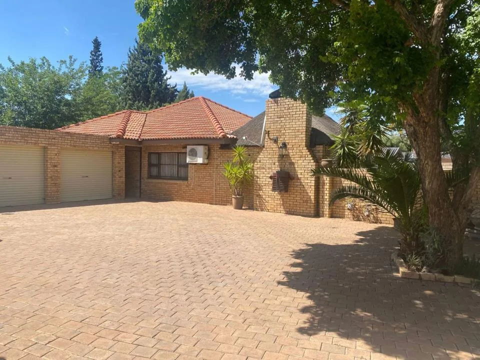 6 Bedroom House for sale in Universitas