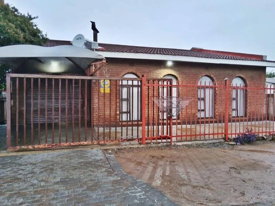3 Bedroom House for sale in Heidedal