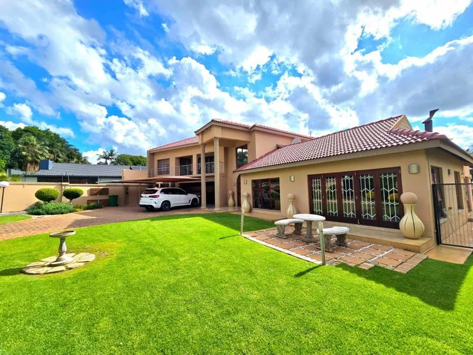6 Bedroom House for sale in Welgelegen