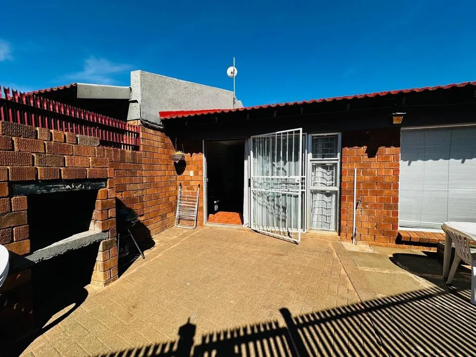 4 Bedroom Townhouse for sale in Langenhovenpark
