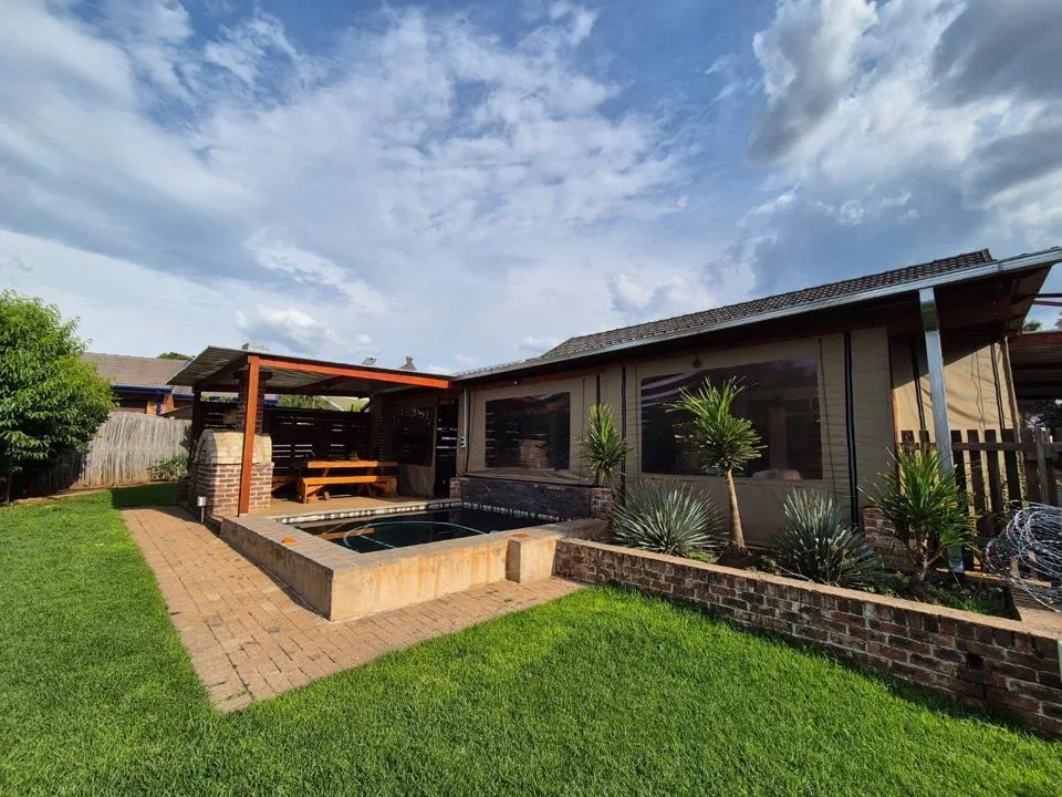 3 Bedroom House for sale in Kanonkop