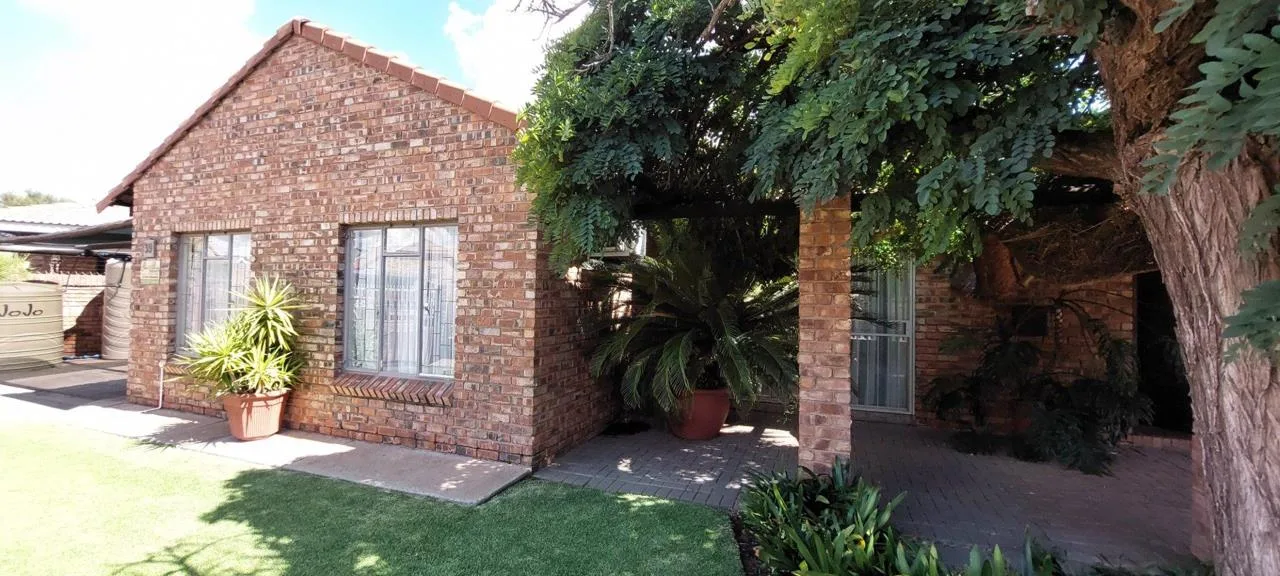 3 Bedroom House for sale in Roylglen Gardens