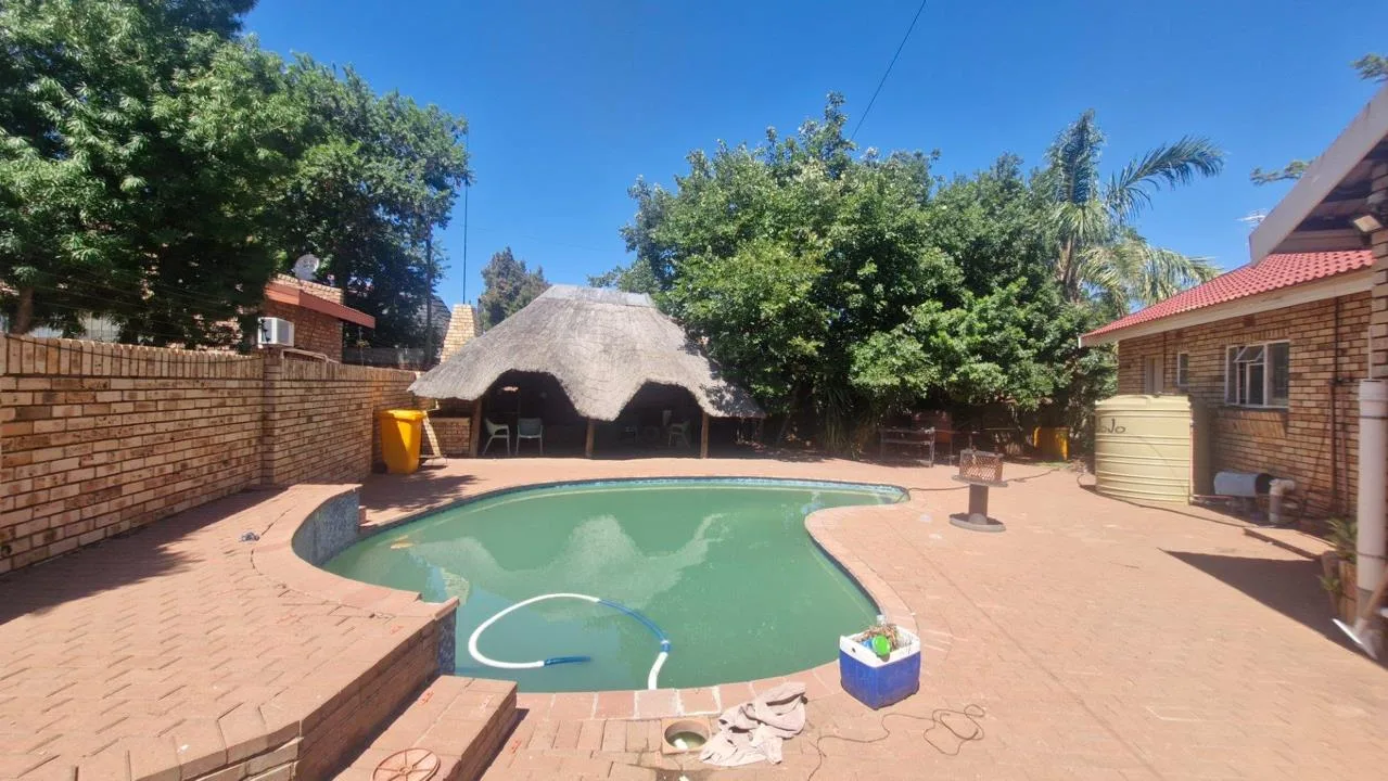 4 Bedroom House for sale in El Toro Park