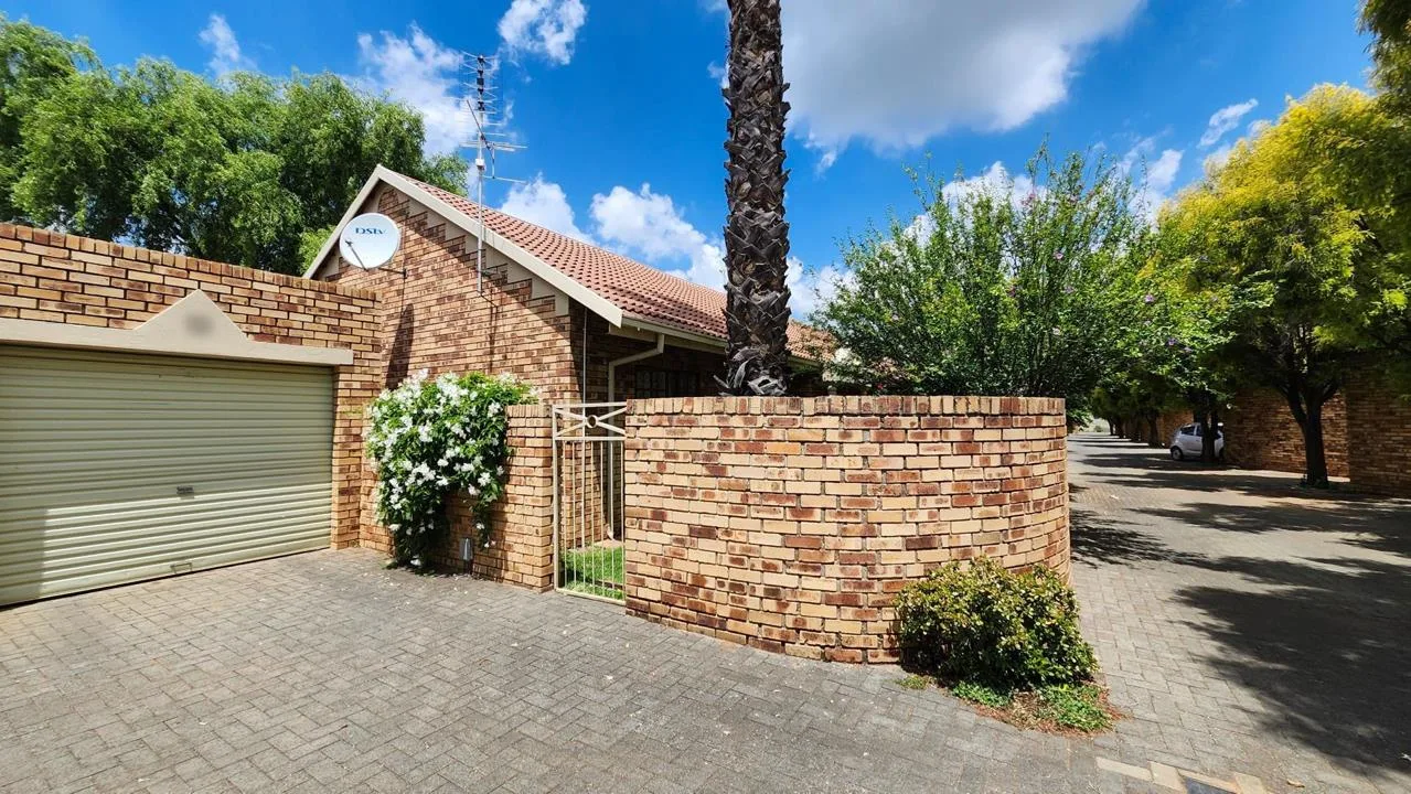 2 Bedroom Townhouse for sale in Langenhovenpark