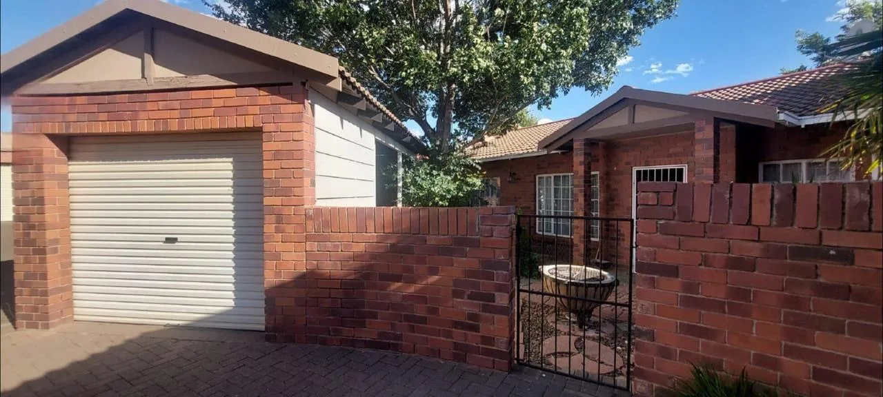 2 Bedroom Townhouse for sale in Langenhovenpark
