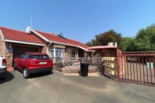 3 Bedroom Townhouse for sale in Kestellhof
