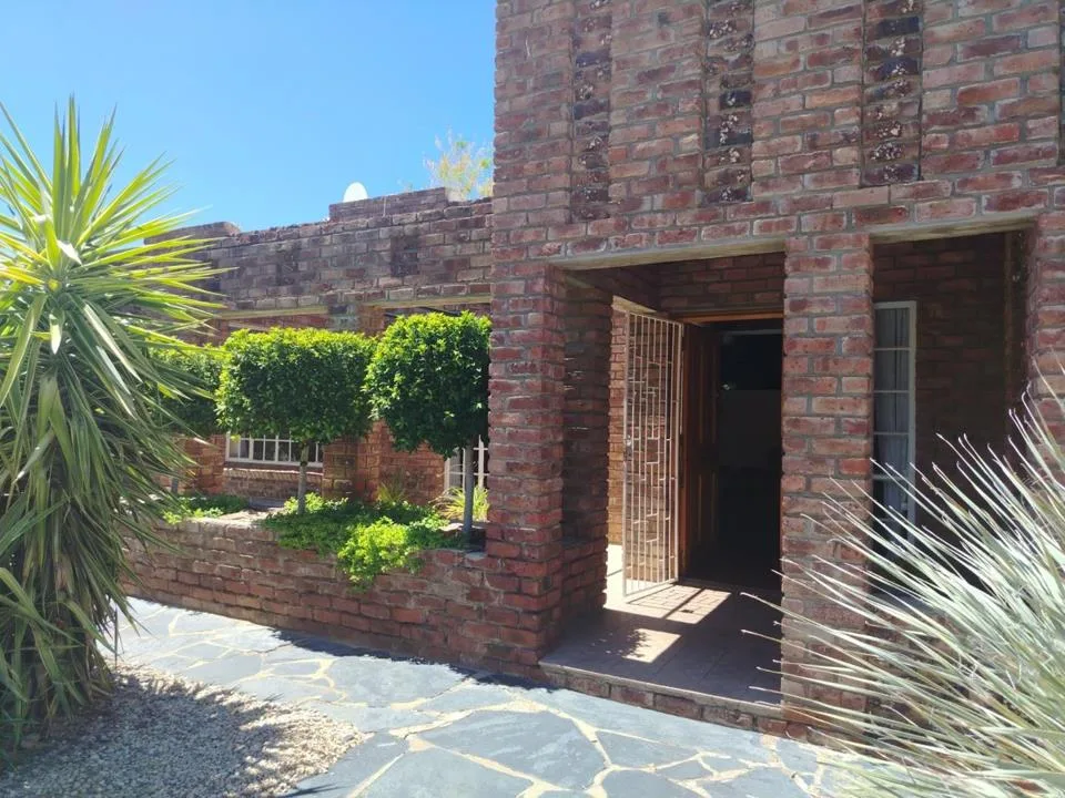 4 Bedroom House for sale in Graaff-Reinet
