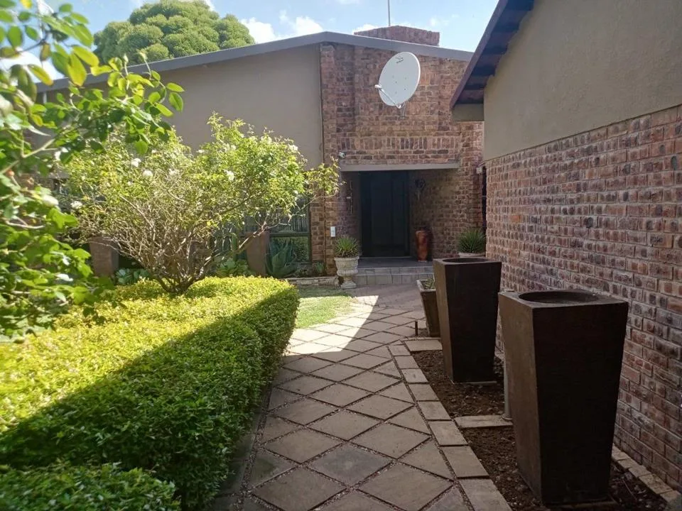 3 Bedroom House for sale in Riebeeckstad