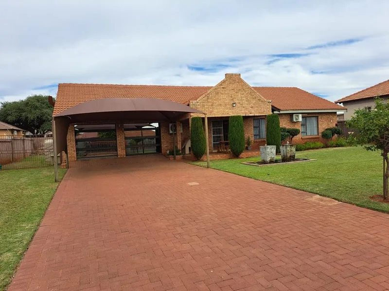 3 Bedroom House for sale in Kuruman