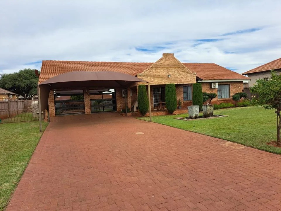 3 Bedroom House for sale in Kuruman