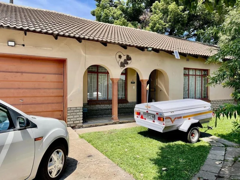 3 Bedroom House for sale in Oos Einde
