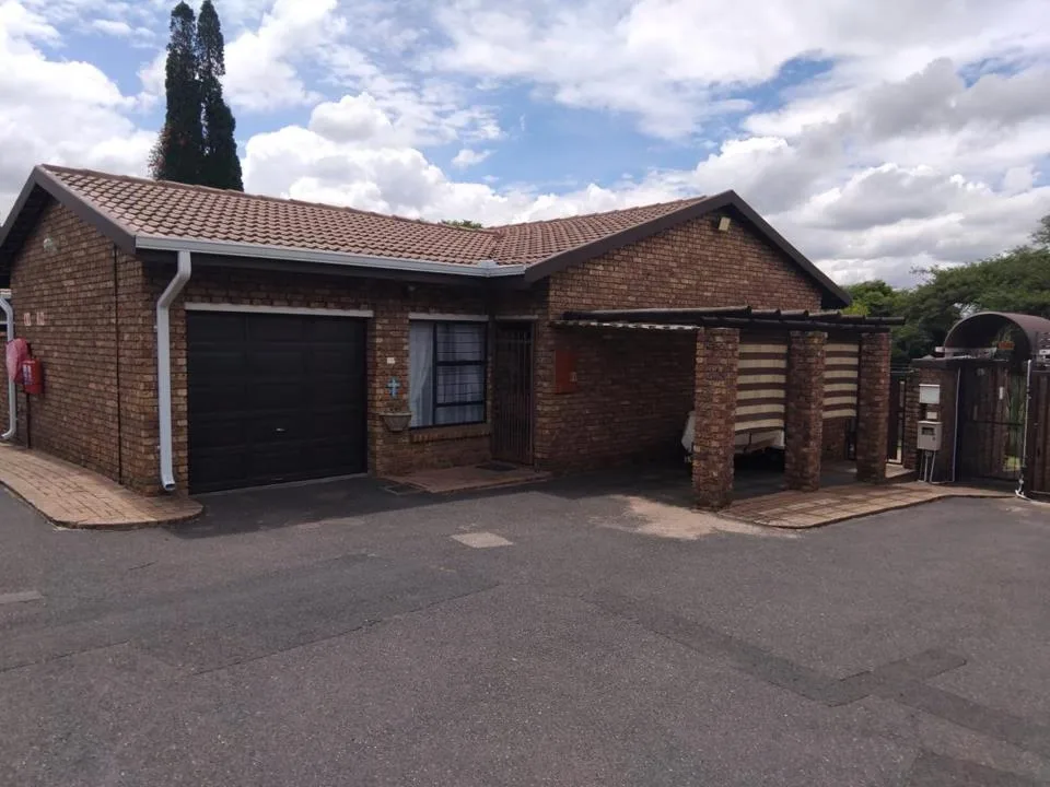 3 Bedroom Townhouse for sale in Die Heuwel