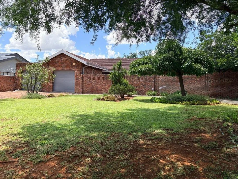 3 Bedroom House for sale in Verwoerdpark