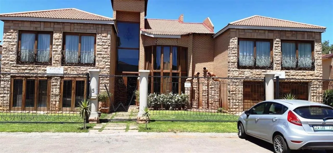 7 Bedroom House for sale in Roylglen Gardens