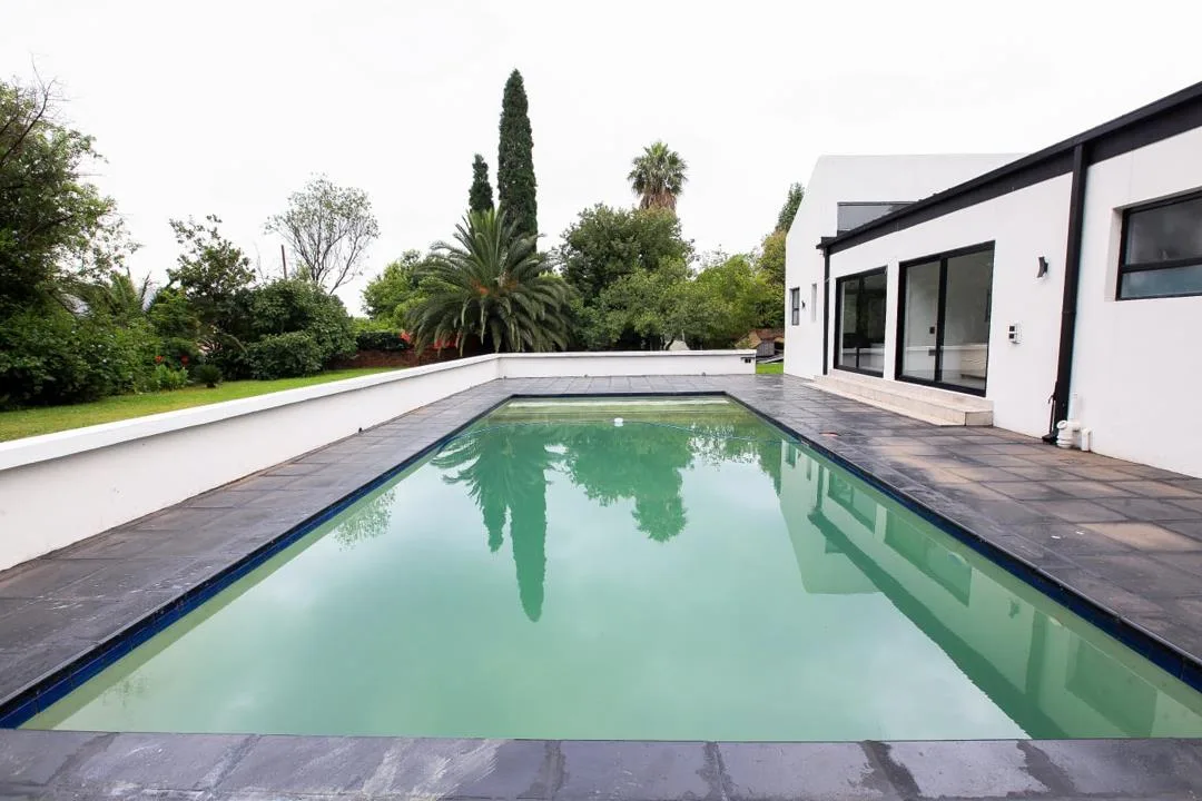 6 Bedroom House for sale in Die Heuwel