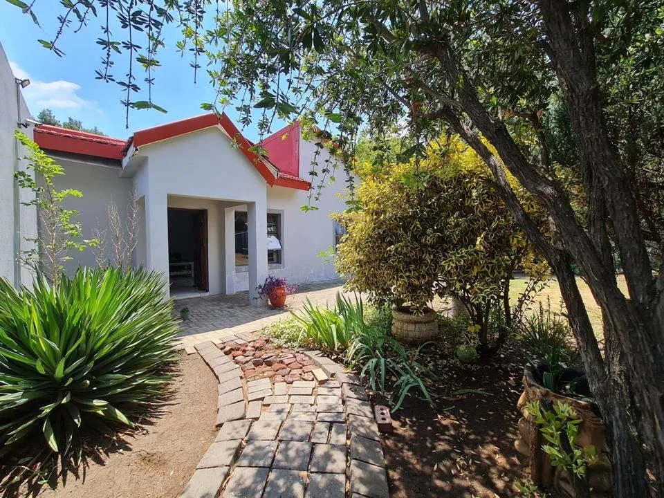 4 Bedroom House for sale in Bayswater