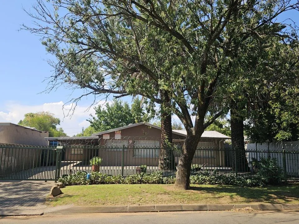 10 Bedroom House for sale in Brandwag