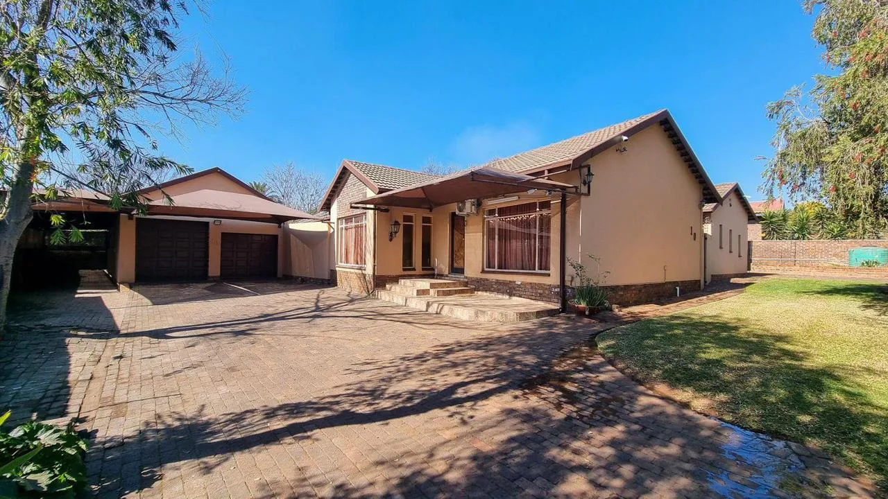 4 Bedroom House for sale in Aerorand