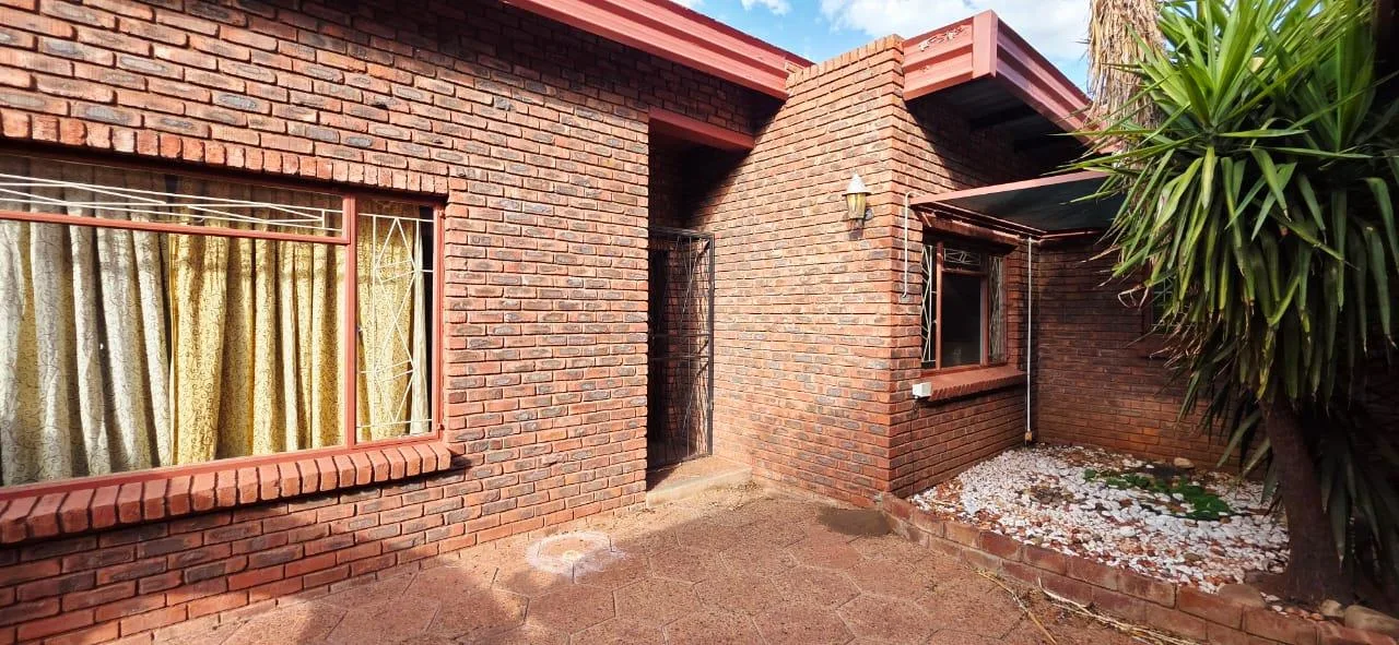 4 Bedroom House for sale in Kathu