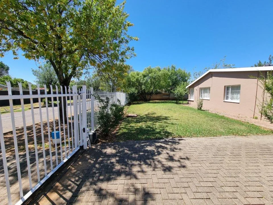 5 Bedroom House for sale in Brandwag