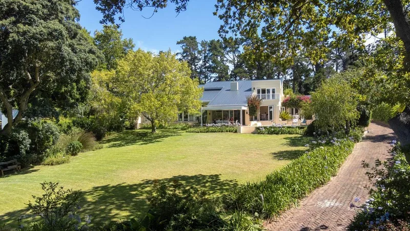 5 Bedroom House to rent in Constantia