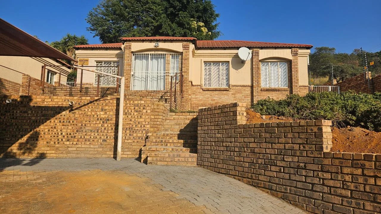 3 Bedroom Townhouse for sale in Safari Gardens