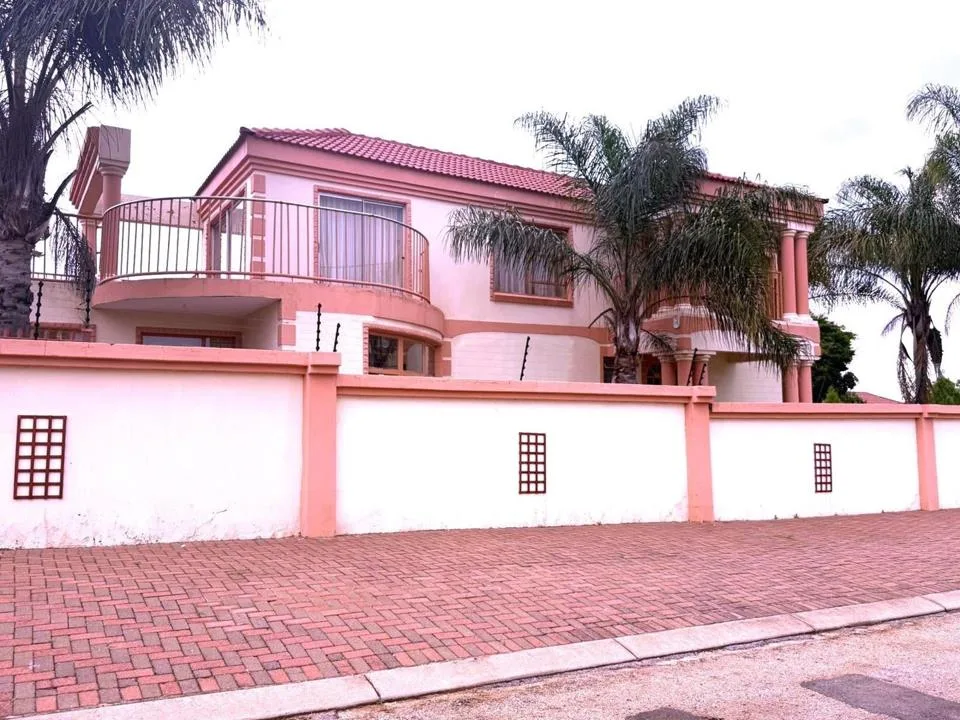 6 Bedroom House for sale in Flora Park