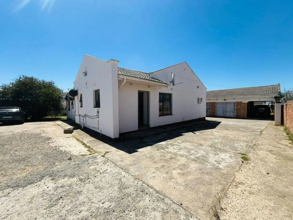 10 Bedroom House for sale in Southernwood