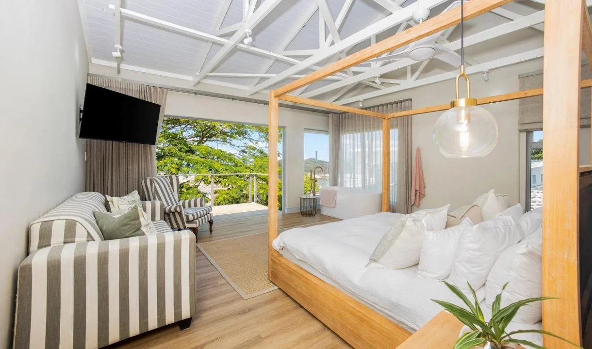 6 Bedroom House for sale in Cintsa East