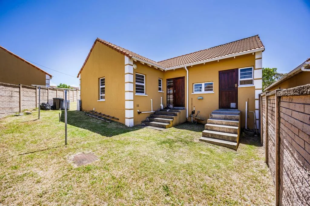2 Bedroom House for sale in Beacon Bay