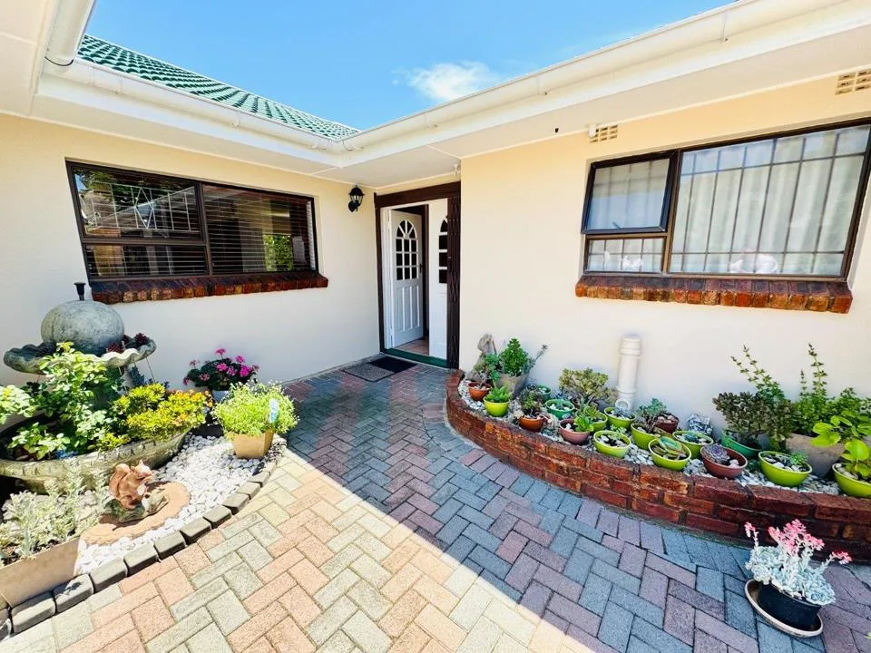 4 Bedroom House for sale in Gonubie
