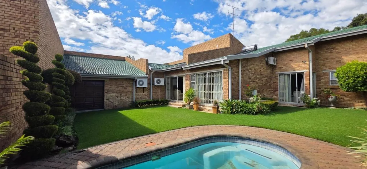 3 Bedroom House for sale in Riebeeckstad