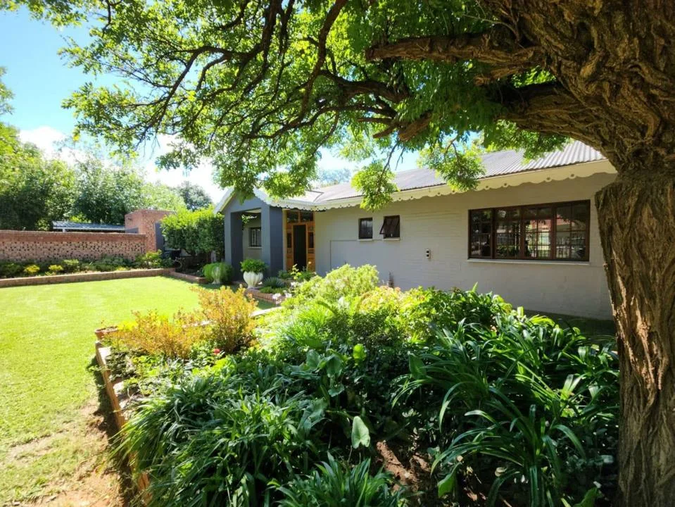 4 Bedroom House for sale in Universitas