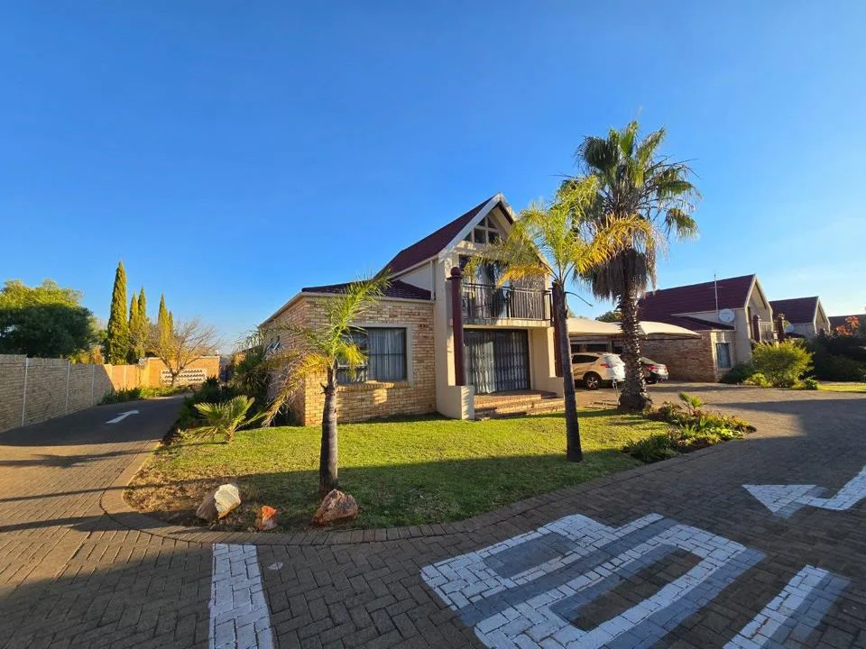 2 Bedroom Townhouse for sale in Langenhovenpark