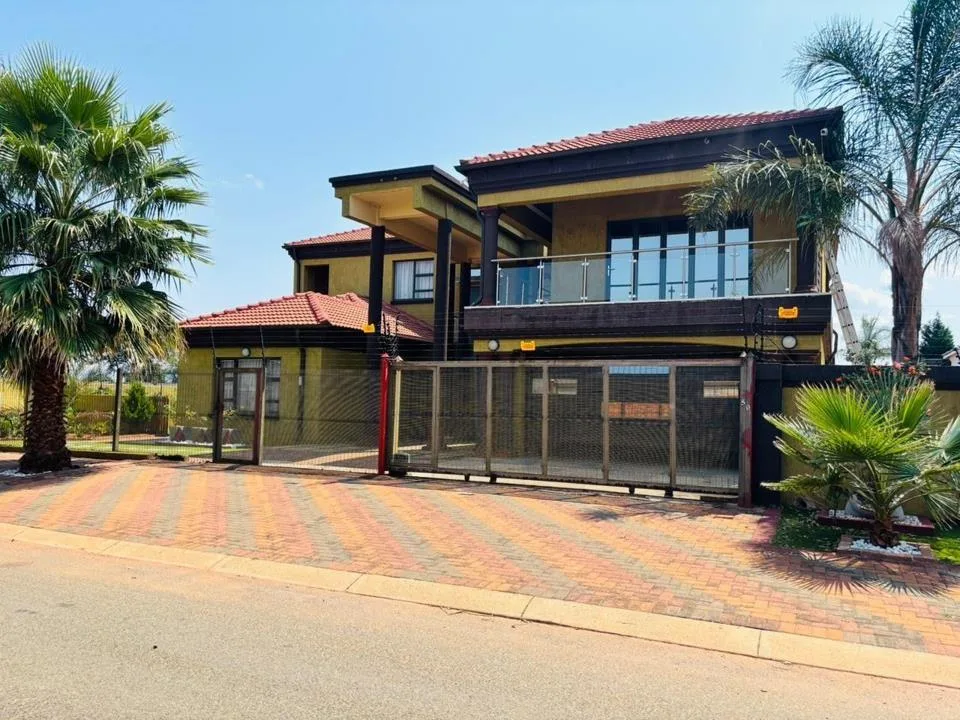 7 Bedroom House for sale in Chroompark