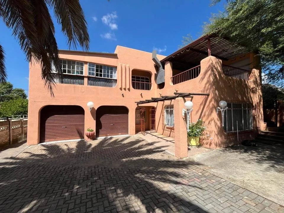 3 Bedroom House for sale in Uitsig