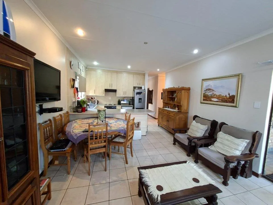 2 Bedroom House for sale in Rhodesdene