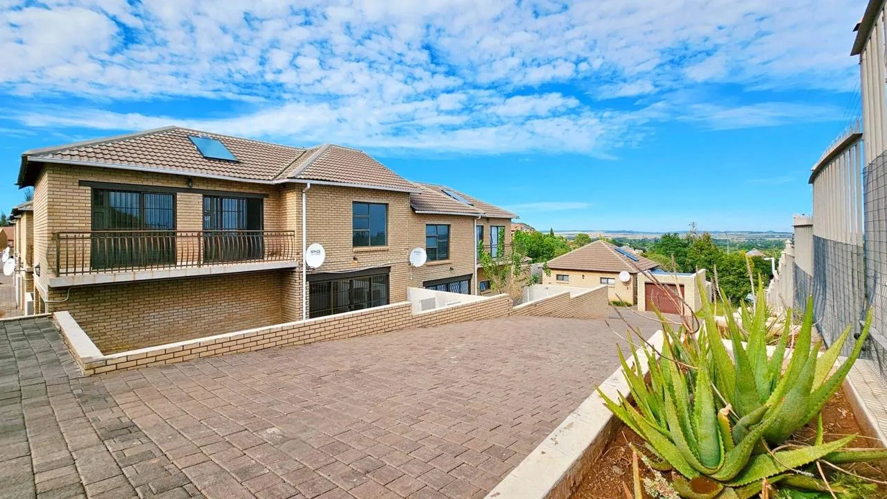 3 Bedroom Townhouse for sale in Langenhovenpark