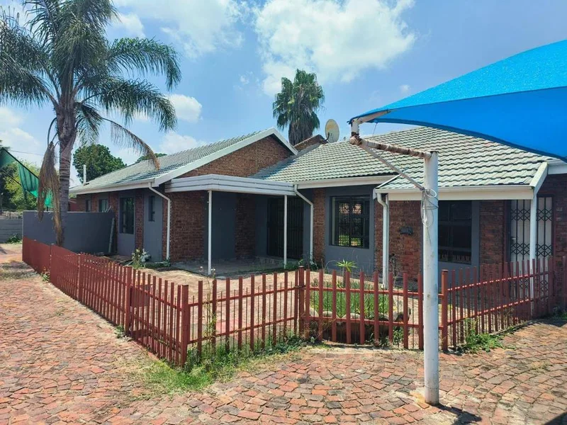 4 Bedroom House for sale in Bo-dorp