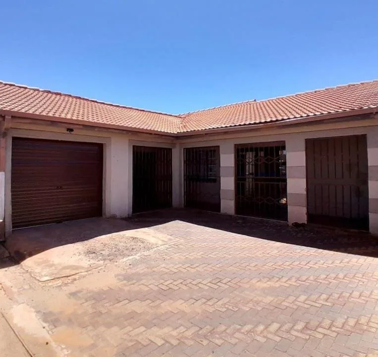 3 Bedroom House for sale in Kathu