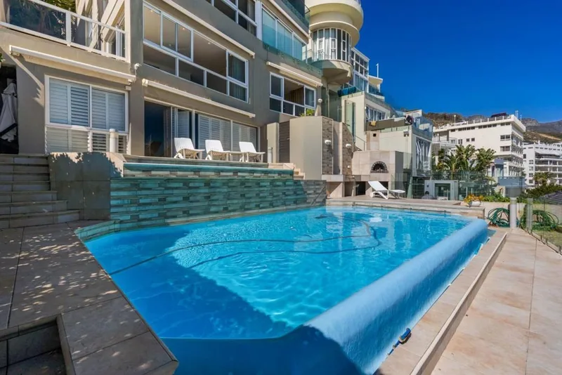 3 Bedroom Apartment / flat to rent in Clifton