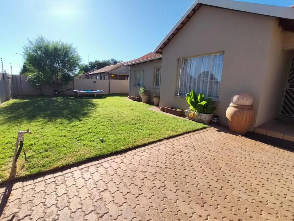3 Bedroom House for sale in Kathu