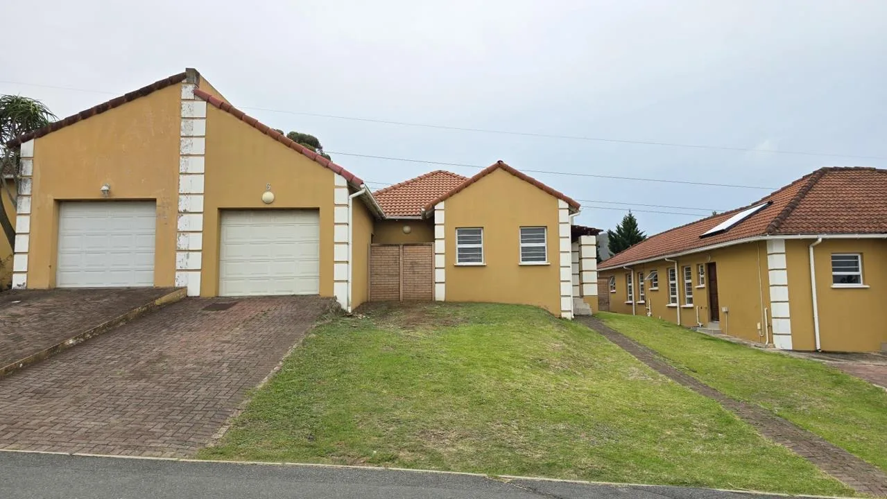 3 Bedroom Townhouse for sale in Beacon Bay