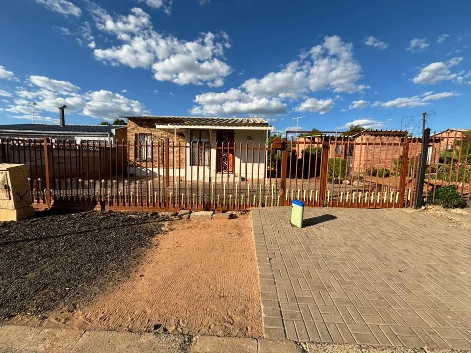 2 Bedroom House for sale in Roodepan