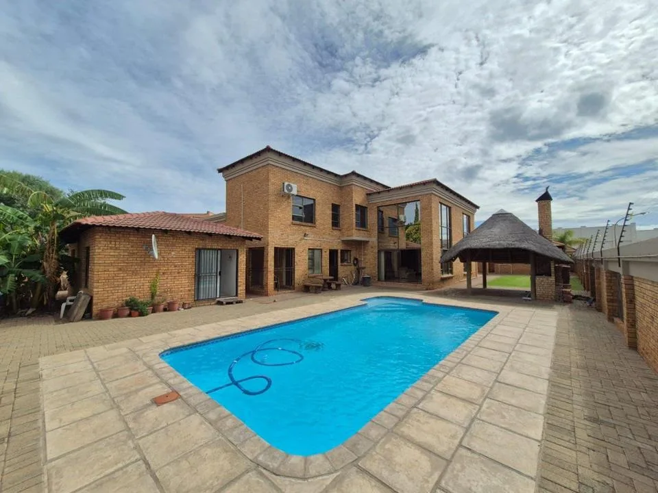 4 Bedroom House for sale in Roylglen Gardens