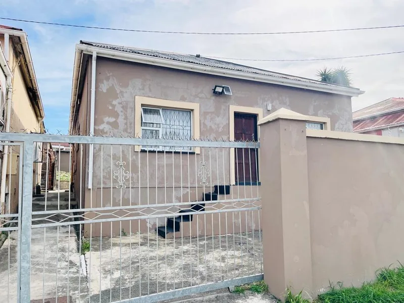 6 Bedroom House for sale in Southernwood
