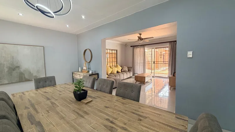 3 Bedroom House for sale in Roylglen Gardens