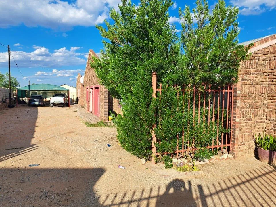 3 Bedroom House for sale in Lemoendraai