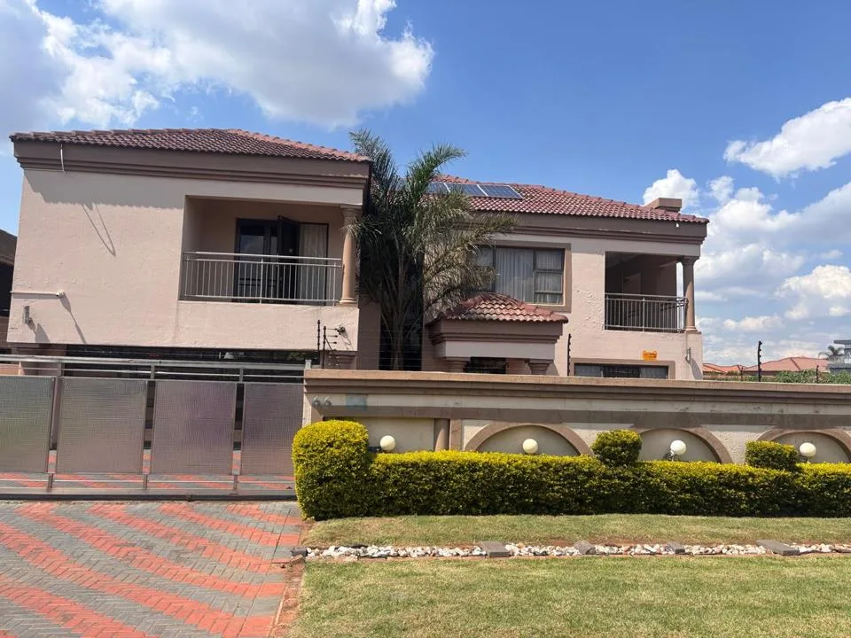 4 Bedroom House for sale in Aerorand