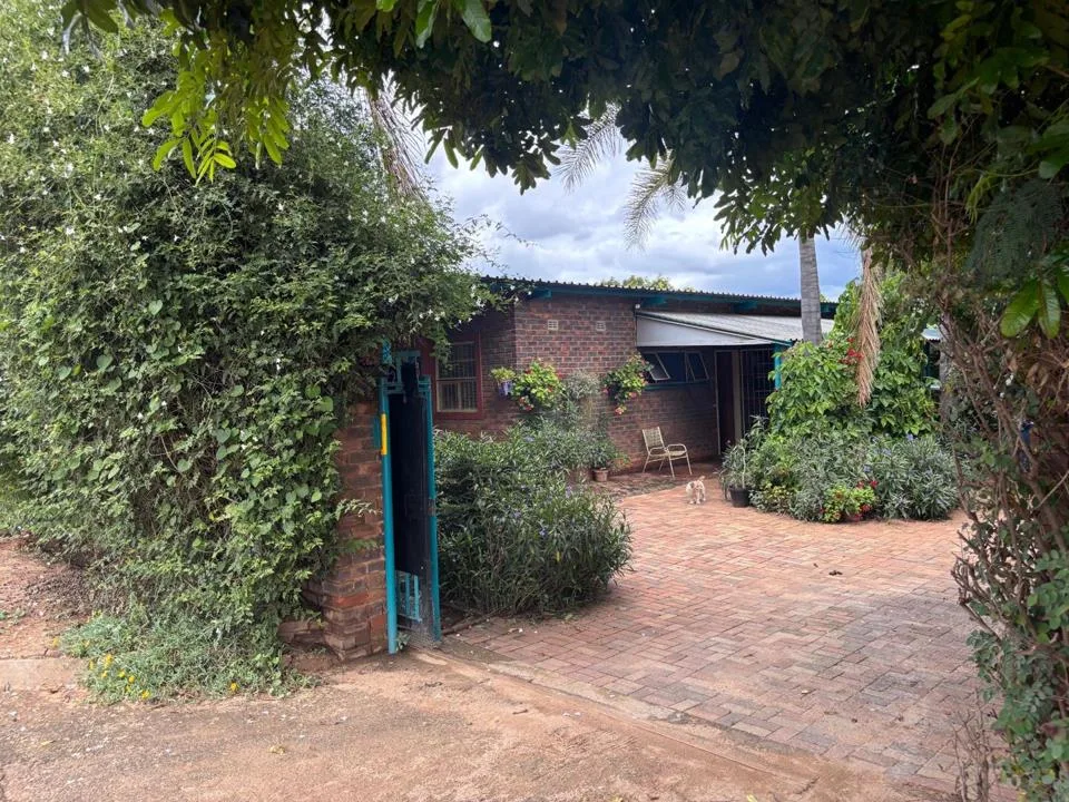 2 Bedroom House for sale in Mahwelereng